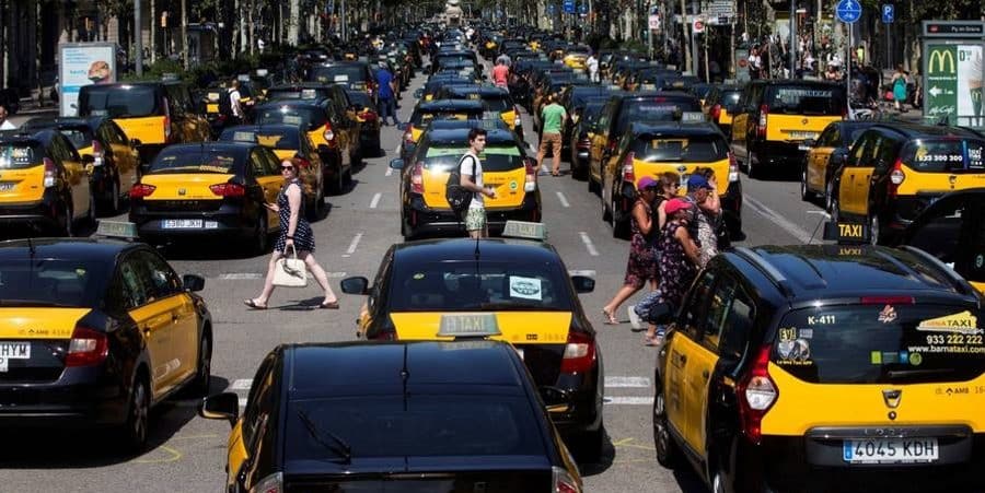La grève des taxis paralyse Barcelone et s'étend à Madrid