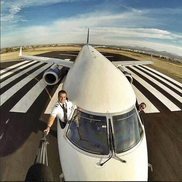 Macao interdit les perches à selfie à bord des avions