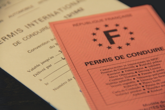 Conduire à l'étranger : permis français ou permis international ?