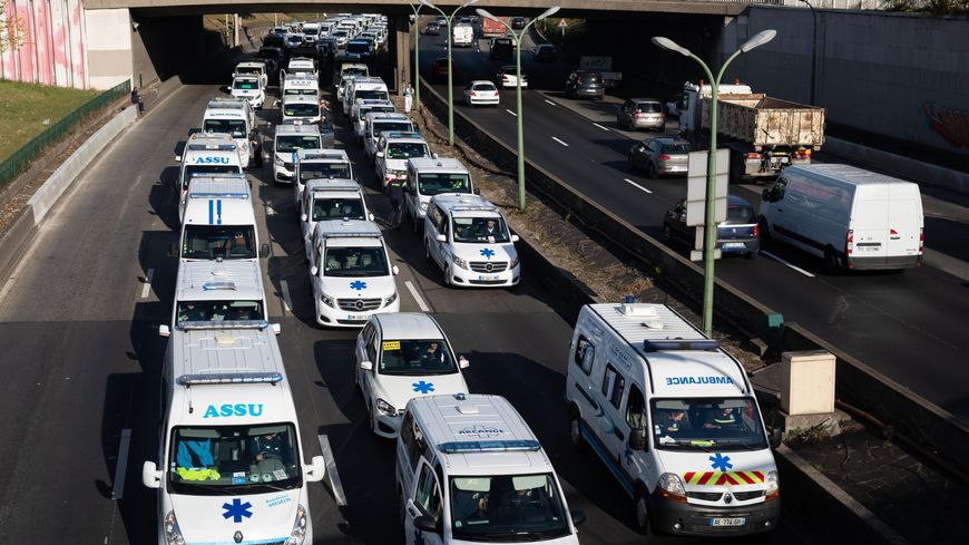 Paris: les ambulanciers, taxis et auto-écoles manifestent ce lundi