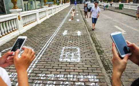 En Chine, des trottoirs pour téléphoner