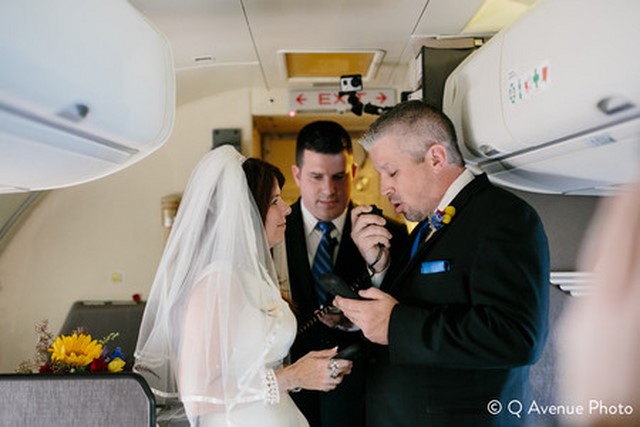 Deux voyageurs d'affaires se marient en plein vol