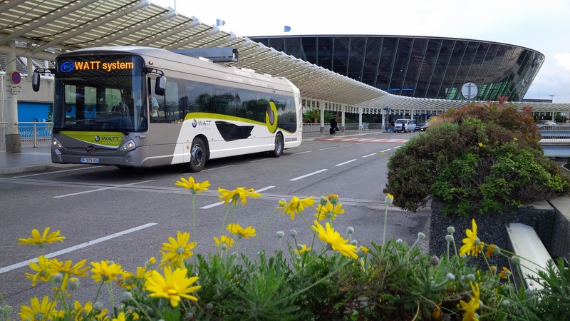 Un bus électrique sur l'aéroport de Nice