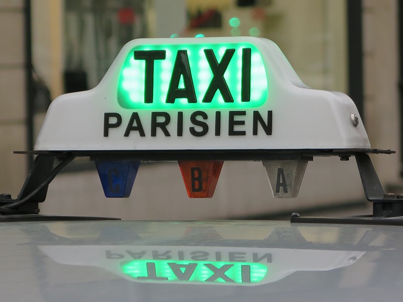 Paris suspend le retrait des bornes de taxis