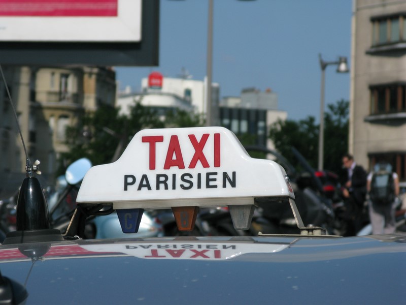 Les taxis menacent de bloquer Paris ce lundi, pour s'opposer à UberPop