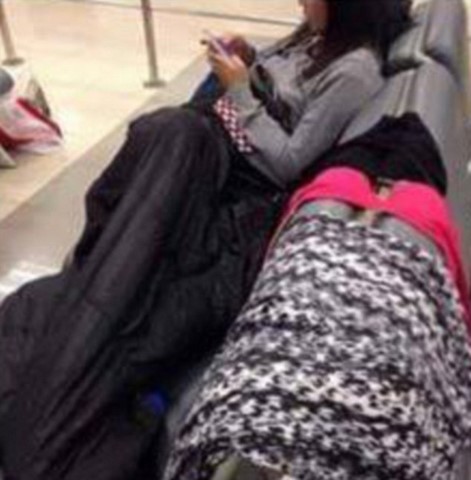 Une passagère fait sécher ses sous-vêtements au milieu du terminal de l'aéroport