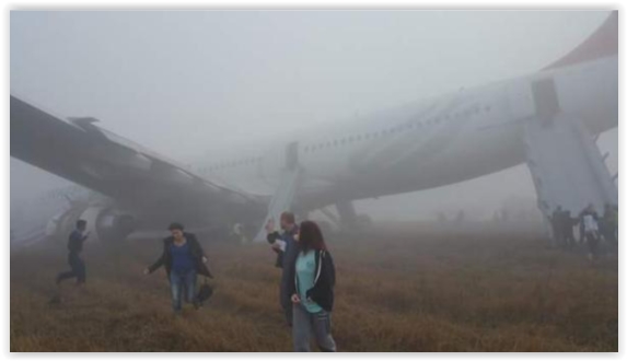 Un avion Turkish Airlines sort de piste au Népal