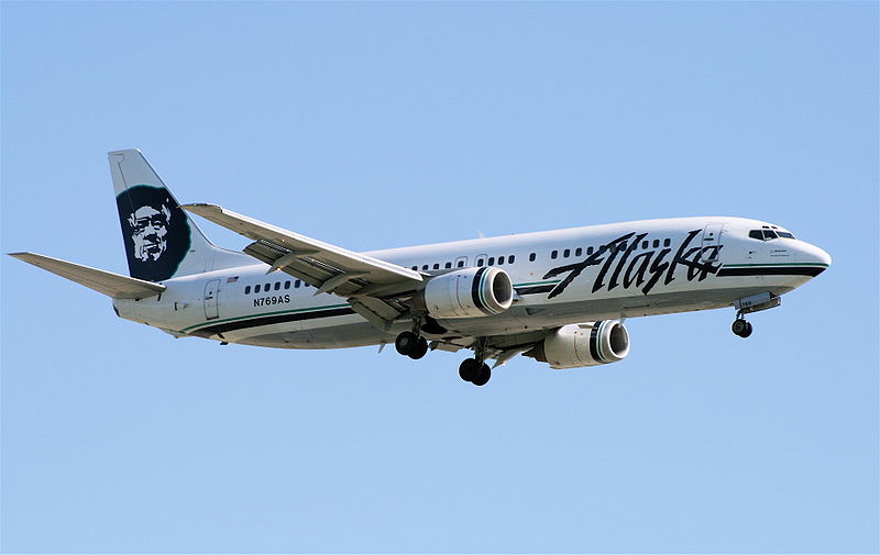 Une employée d'Alaska Airlines paie le retour d'une voyageuse d'affaires