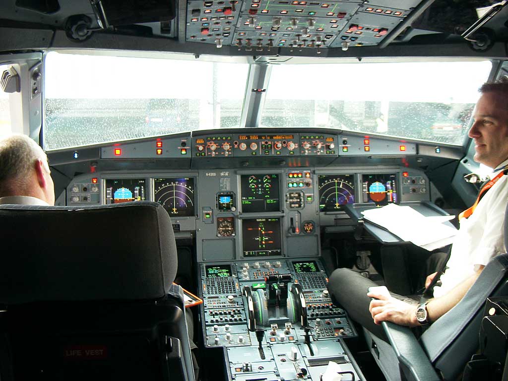Accident de Germanwings: plusieurs compagnies changent les règles de présence dans les cockpits