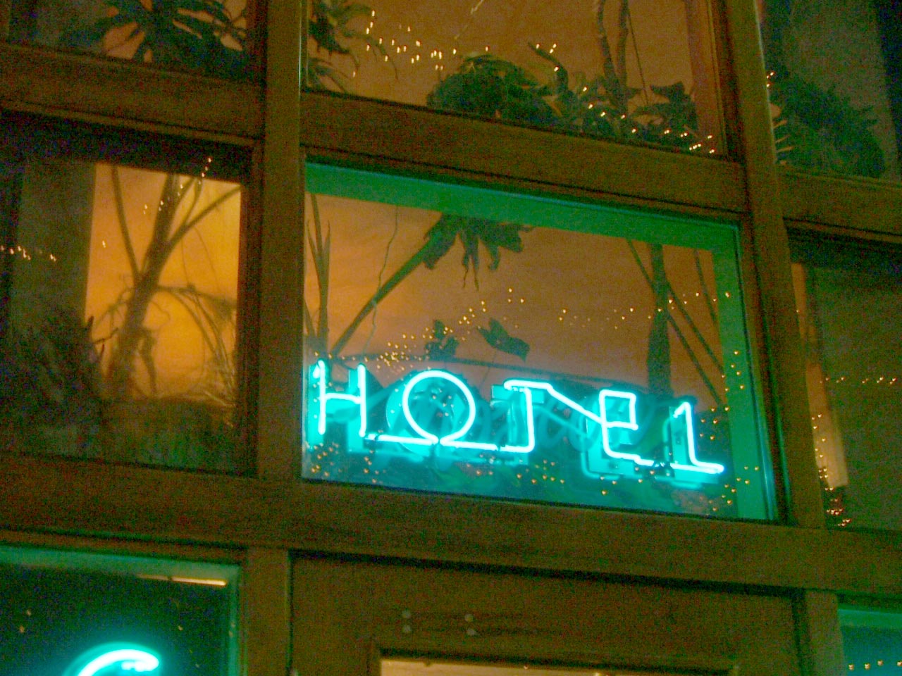 Booking plie face aux hôteliers