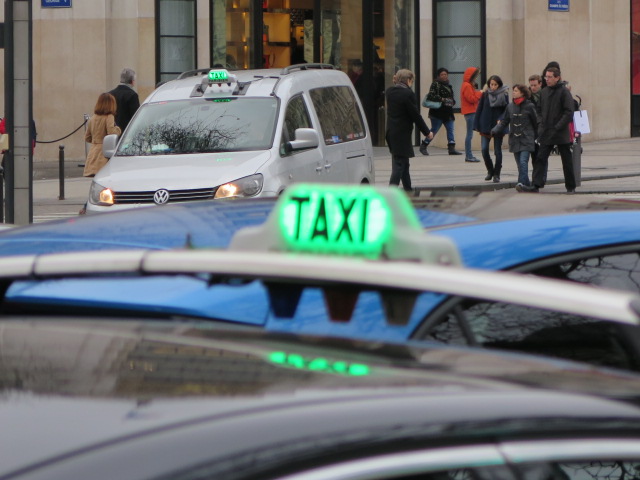 Taxis: toujours des blocages vers Bastille. Possibles actions ce soir vers les aéroports