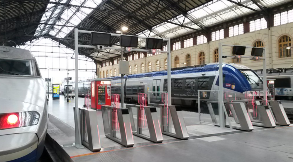 Des portiques TGV à Montparnasse et Marseille