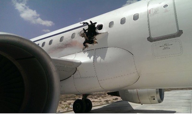 Le fuselage d'un avion troué par une explosion après le décollage