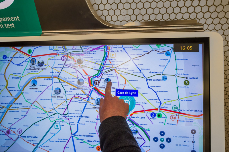 Des écrans tactiles pour mieux s'orienter dans le métro