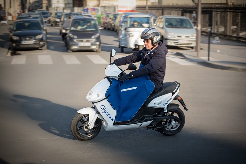 Des scooters électriques en libre service se lancent dans Paris ce mardi