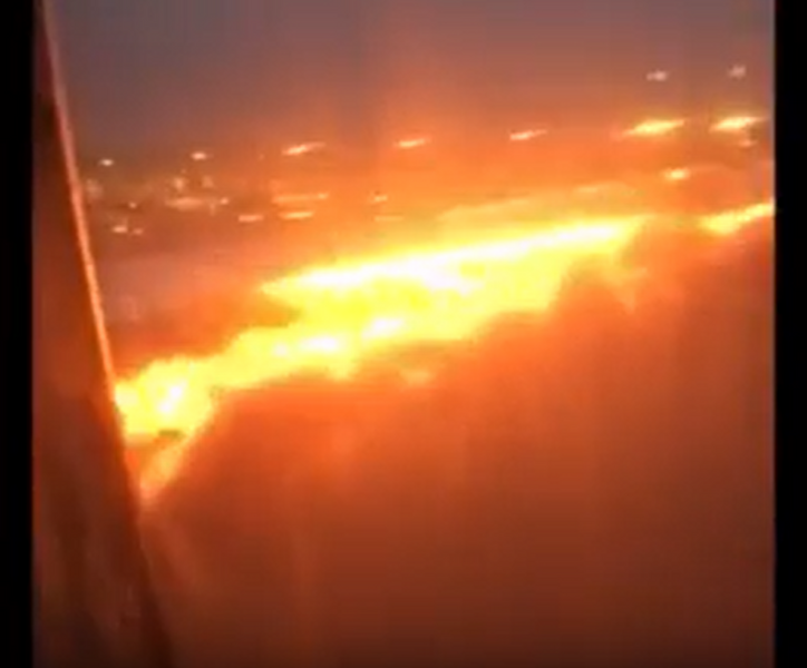 Un vol Singapore Airlines prend feu après un atterrissage d'urgence (+vidéo)