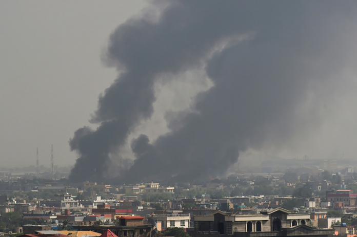 Une épaisse fumée dans le ciel de Kaboul suite à l'attentat du 2 septembre
