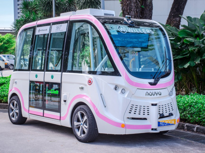 Le bus autonome français Navya roule à Singapour