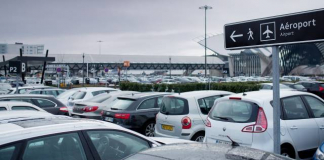 Aéroport de Lyon: un parking "perdu dans les champs" (et la boue)
