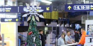 Aéroport de Vilnius: un arbre de Noël fait avec les objets confisqués aux passagers