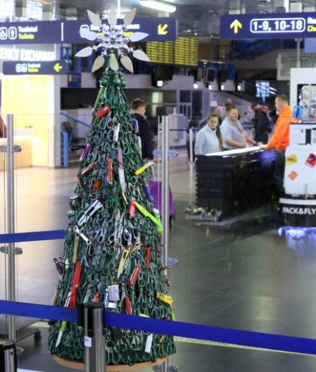 Aéroport de Vilnius: un arbre de Noël fait avec les objets confisqués aux passagers