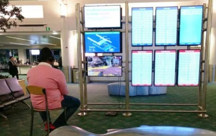 Il pirate l'écran de l'aéroport pour brancher sa console vidéo