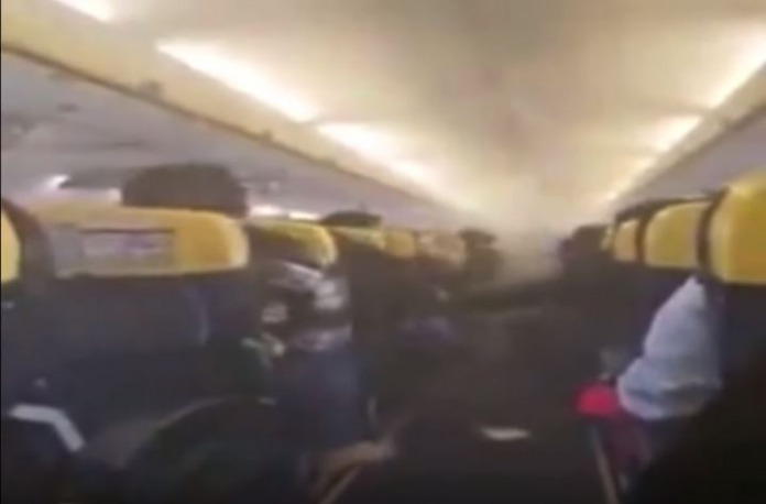 Atterrissage d'urgence et panique à bord d'un vol Ryanair entre Bucarest et Londres - Vidéo