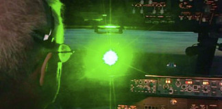 Un pilote blessé aux yeux par un laser vert !