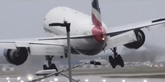Tempête Ciara : atterrissage raté et remise des gaz à Londres Heathrow - Vidéo