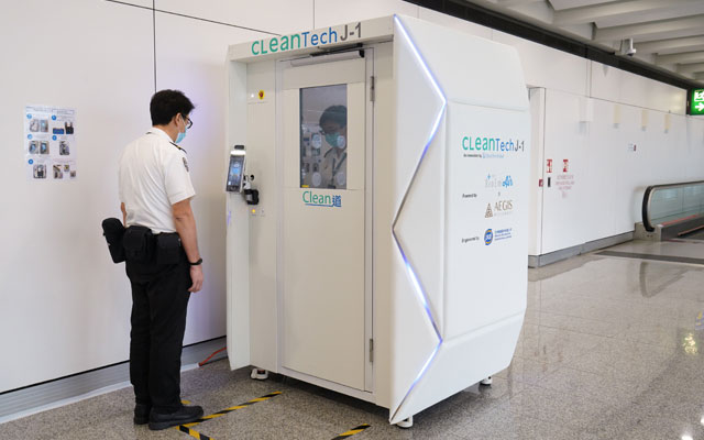 Une machine qui désinfecte de la tête au pied à l'aéroport de Hong-Kong