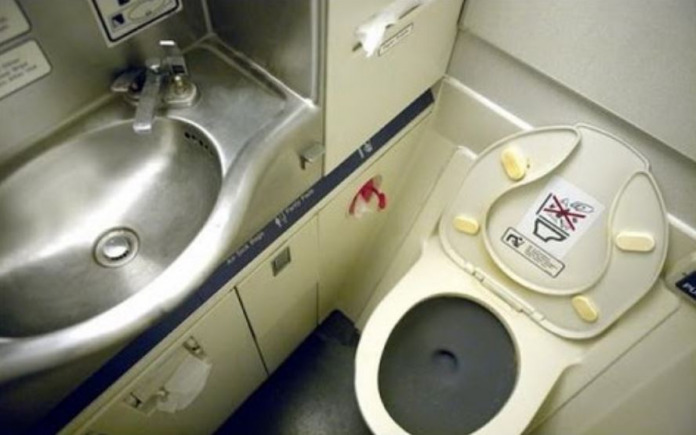C'est dans les toilettes qu'on risque le plus d'attraper le Covid-19 en avion