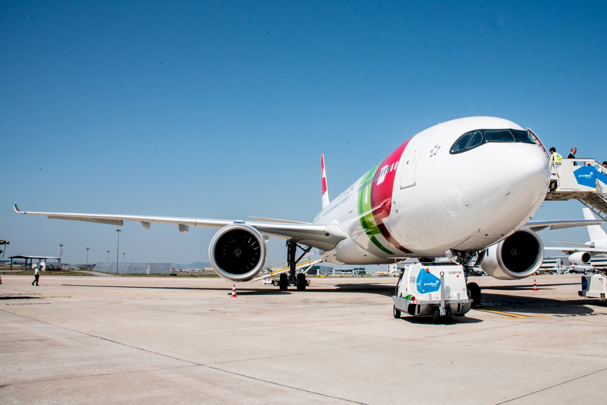Live the unique experience of traveling in business class with TAP Portugal